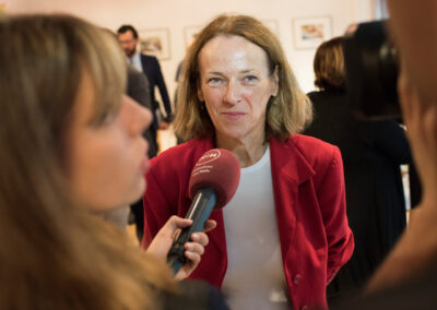 Frau Brederlow wird von TV-Halle interviewt