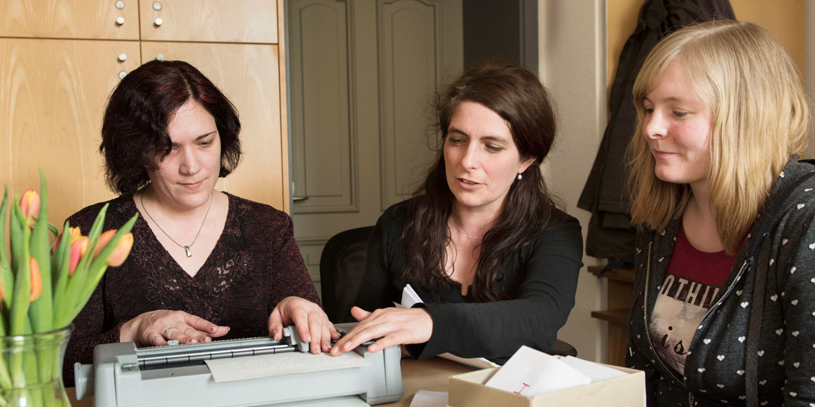 Einweisung in eine Braille-Schreibgerät für Ehrenamterlinnen