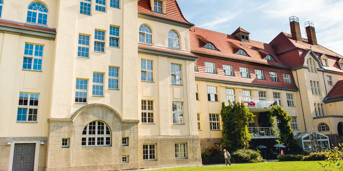 Altenpflegeheim Akazienhof. © Paul-Riebeck-Stiftung, Foto: Falk Wenzel Altenpflegeheim Akazienhof, Außenansicht