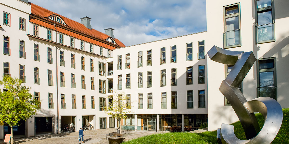 Altenpflegeheim „Haus der Generationen“ Außenansicht mit Kunstplastik