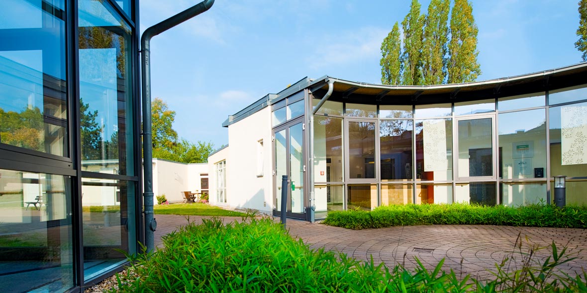 Altenhilfe für Menschen mit Demenz. © Paul-Riebeck-Stiftung, Foto: Falk Wenzel Hausgemeinschaften Demenz Außenansicht