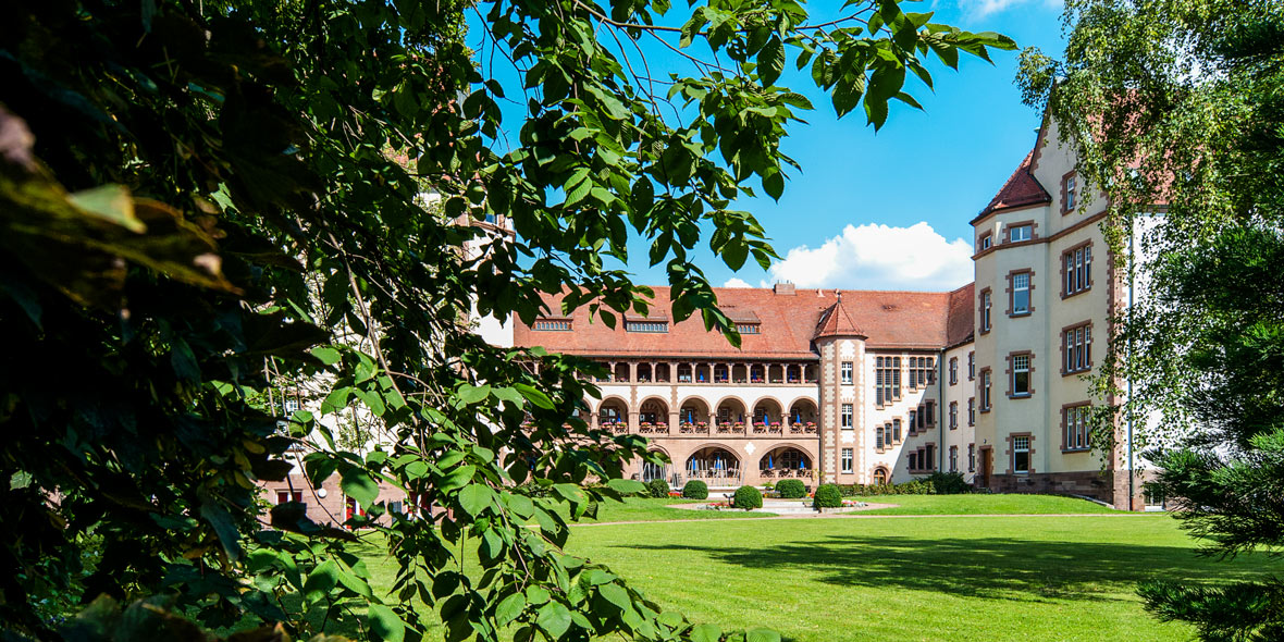 Altenpflegeheim Riebeckpark, Außenaufnahme mit Park