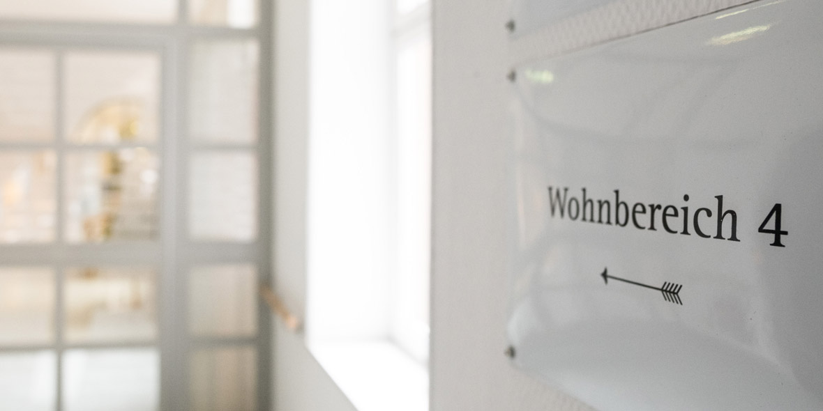 Kurzzeit und Verhinderungspflege in Halle. © Paul-Riebeck-Stiftung, Foto: Falk Wenzel Tür zum Wohnbereich 4 im Altenpflegeheim Riebeckpark