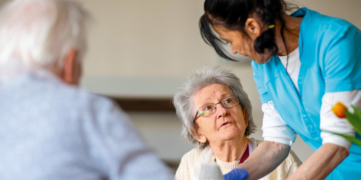 Tagespflege „Unter den Platanen“. Foto: Falk Wenzel Eine Pflegerin hilft einer Seniorin beim Bemalen von Ostereiern.