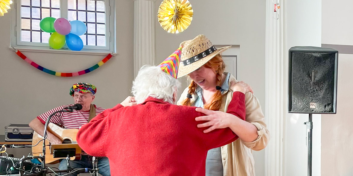 Faschingsfeier in der Tagespflege Akazienhof: Tanz zur Musik