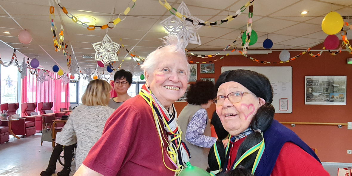 Faschingsfeier in der Tagespflege Akazienhof. © Paul-Riebeck-Stiftung Zwei geschmückte Seniorinnen bei der Faschingsfeier in der Tagespflege Akazienhof