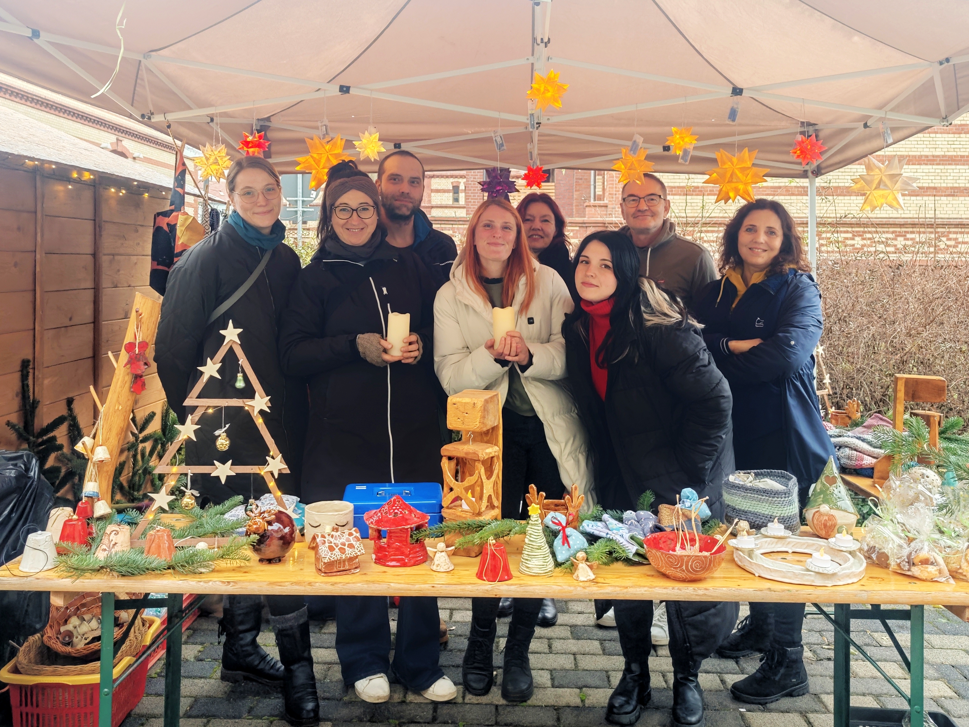 Voithea-Adventsmarkt im Akazienhof. © Paul-Riebeck-Stiftung Halle (Saale) Voithea wünscht einen frohen zweiten Advent mit den kleinen Kunstwerken auf dem Voithea-Adventsmarkt im Akazienhof
