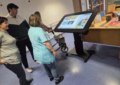 Bewohner und Mitarbeiter des Altenpflegeheims Akazienhof am CareTable – einem interaktiven Aktivitätstisch für Spiele und Medien.
