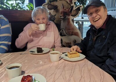 Kaffee und Kuchen beim Frühstückskino der Bewohner des Altenpflegeheims Riebeckpark