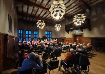 Der Volkschor Reideburg e. V. im geschmückten Saal des Altenpflegeheims Riebeckpark.