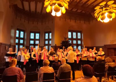 Der Volkschor Reideburg e. V. im geschmückten Saal des Altenpflegeheims Riebeckpark.