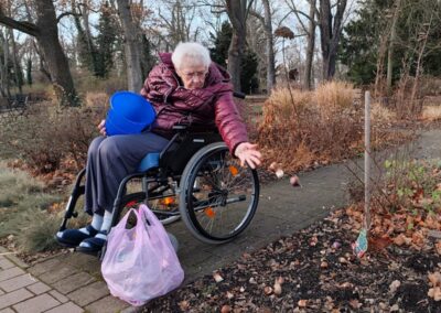 Bewohner des Altenpflegeheim Riebeckpark beim Setzen der ersten Frühlingszwiebeln in der Ergotherapie.