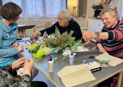 Die Gäste unserer neuen Tagespflege „Unter den Platanen“ beim weihnachtlichen Basteln.