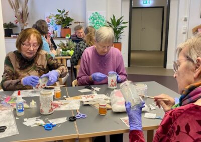 Die Gäste unserer neuen Tagespflege „Unter den Platanen“ beim weihnachtlichen Basteln.