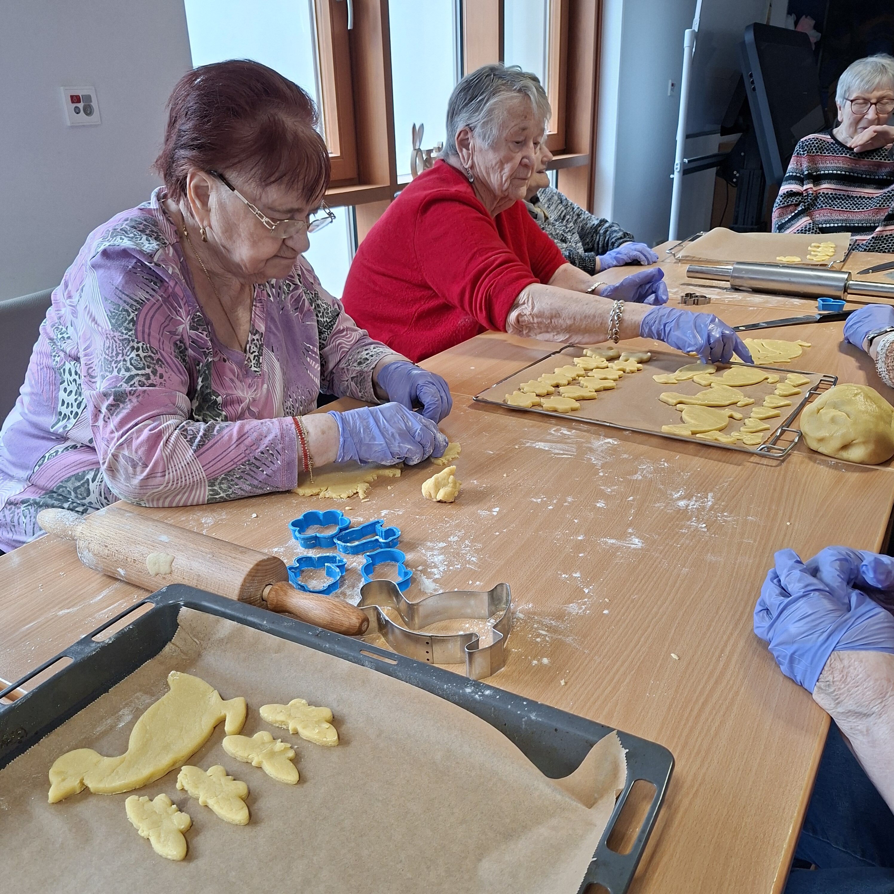 Die Bewohner backen Osterplätzchen im Haus der Generationen