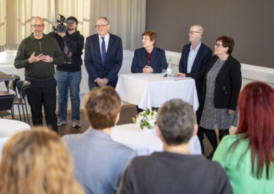 Sozialministerin Petra Grimm-Benne übergab heute vor Ort die Zuwendungsbescheide für das Modellprojekt GERONT-Connect (GERiatrische Optimierte Nahtlosversorgung & Transition) an die Paul-Riebeck-Stiftung und das BG Klinikum Bergmannstrost Halle.