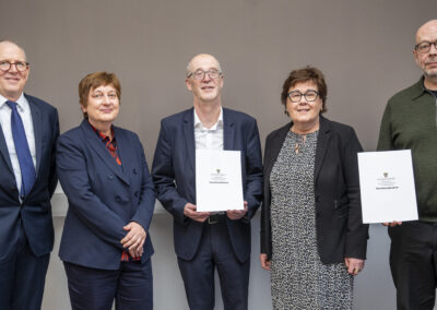 Von links nach rechts: Thomas Hagedorn (Geschäftsführer BG Klinkum Bergmannstrost), Prof. Dr. Gabriele Meyer (MLU Halle), Henry Rafler (Pflegedirektor, BG Klinikum Bergmannstrost), Sozialministerin Petra Grimm-Benne (Arbeit, Soziales, Gesundheit, Gleichstellung Land Sachsen-Anhalt, Andreas Fritschek (Vorstand Paul-Riebeck-Stiftung)