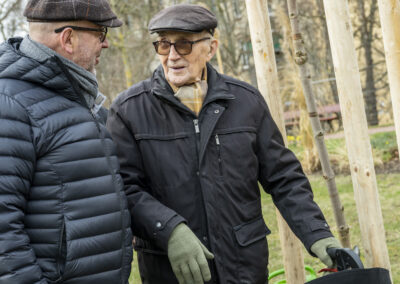 Gratulation und Baumpflanzung zum Geburtstag.