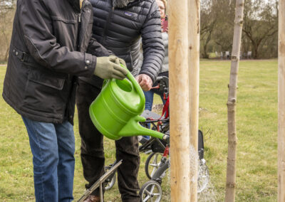 Gratulation und Baumpflanzung zum Geburtstag.