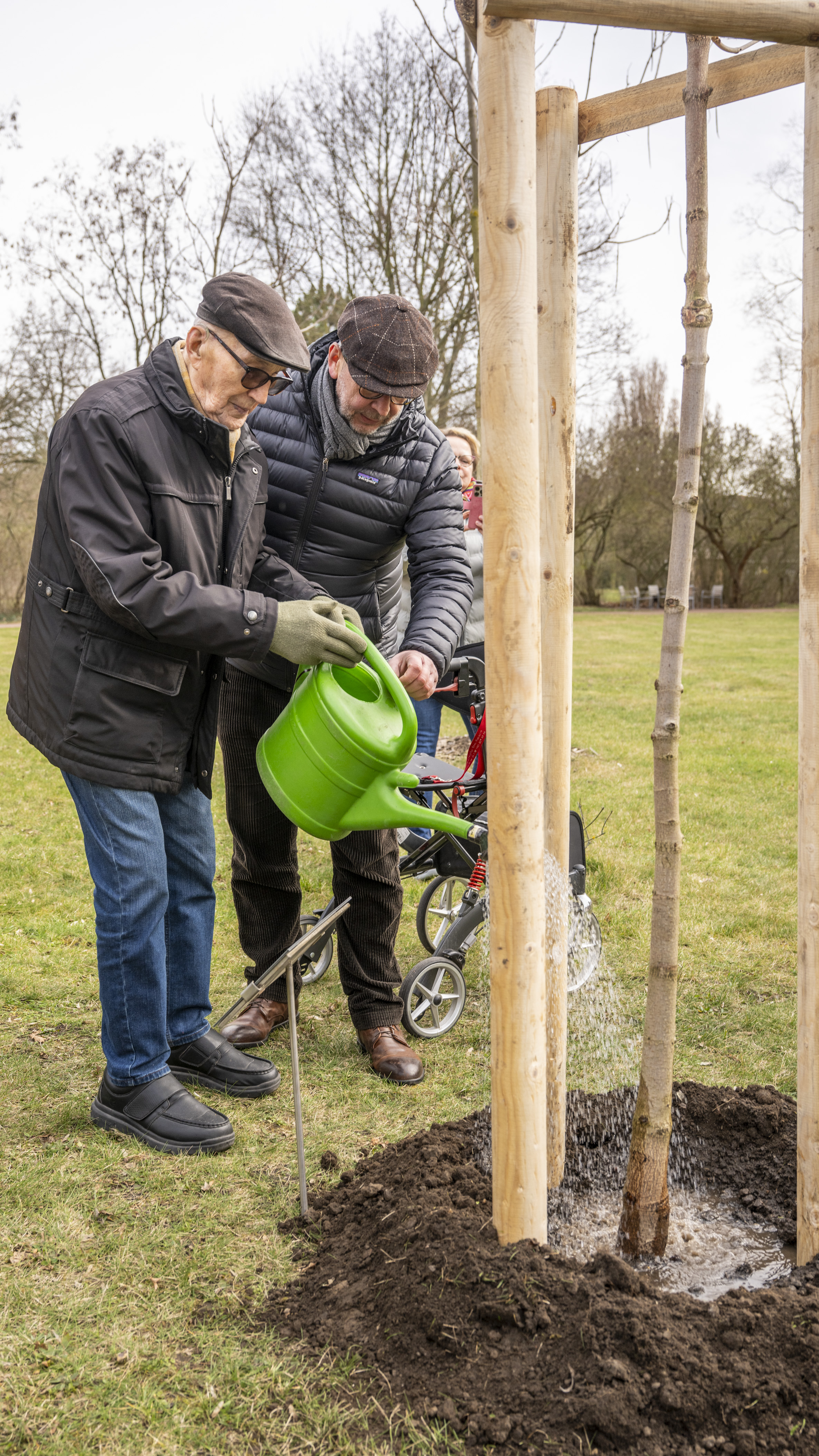 Gratulation und Baumpflanzung zum Geburtstag.