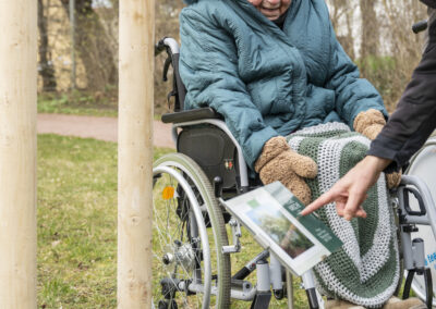 Gratulation und Baumpflanzung zum Geburtstag.