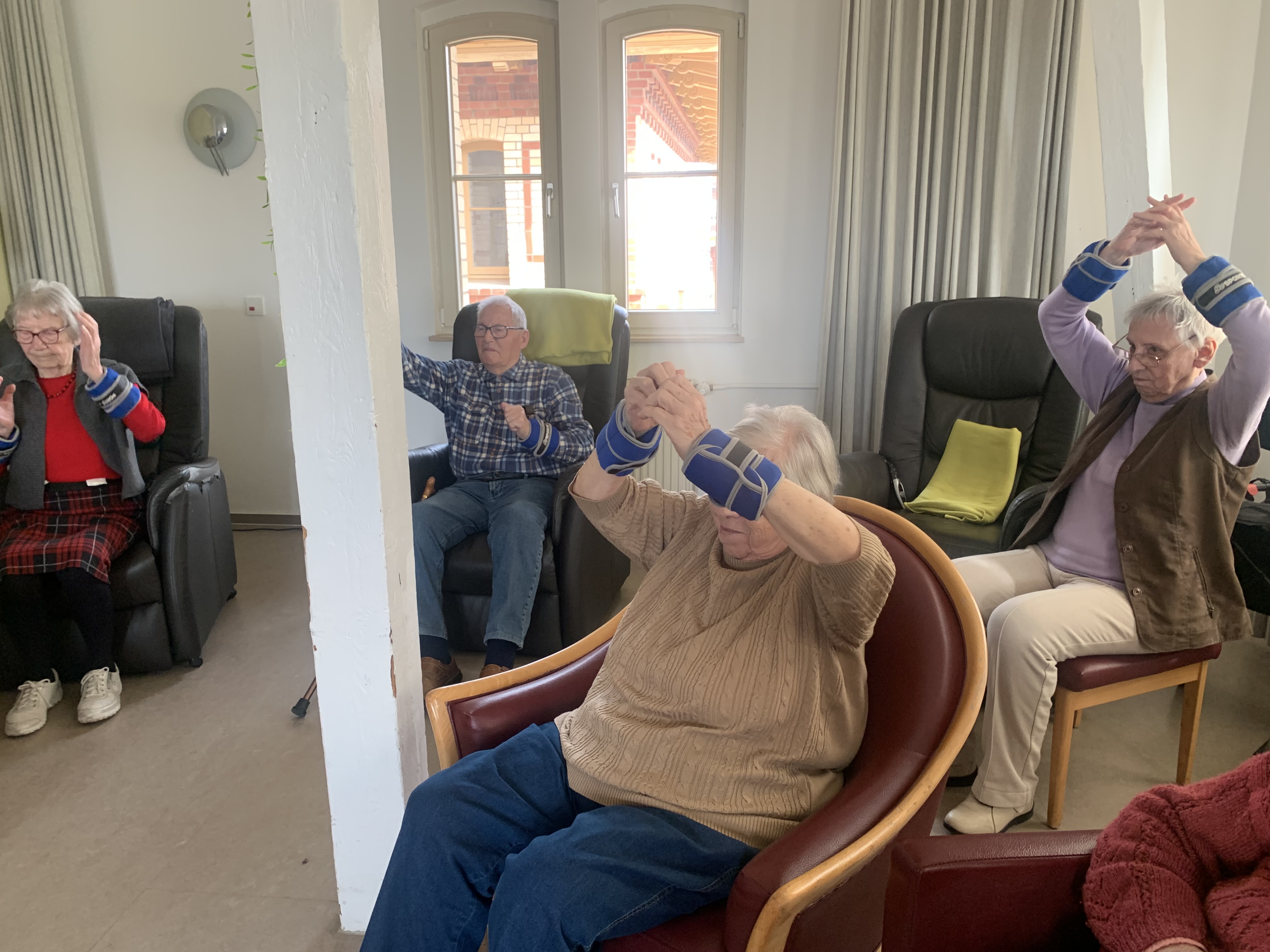 Präventiv und aktiv fördern wir die Beweglichkeit bei unseren Tagesgästen.