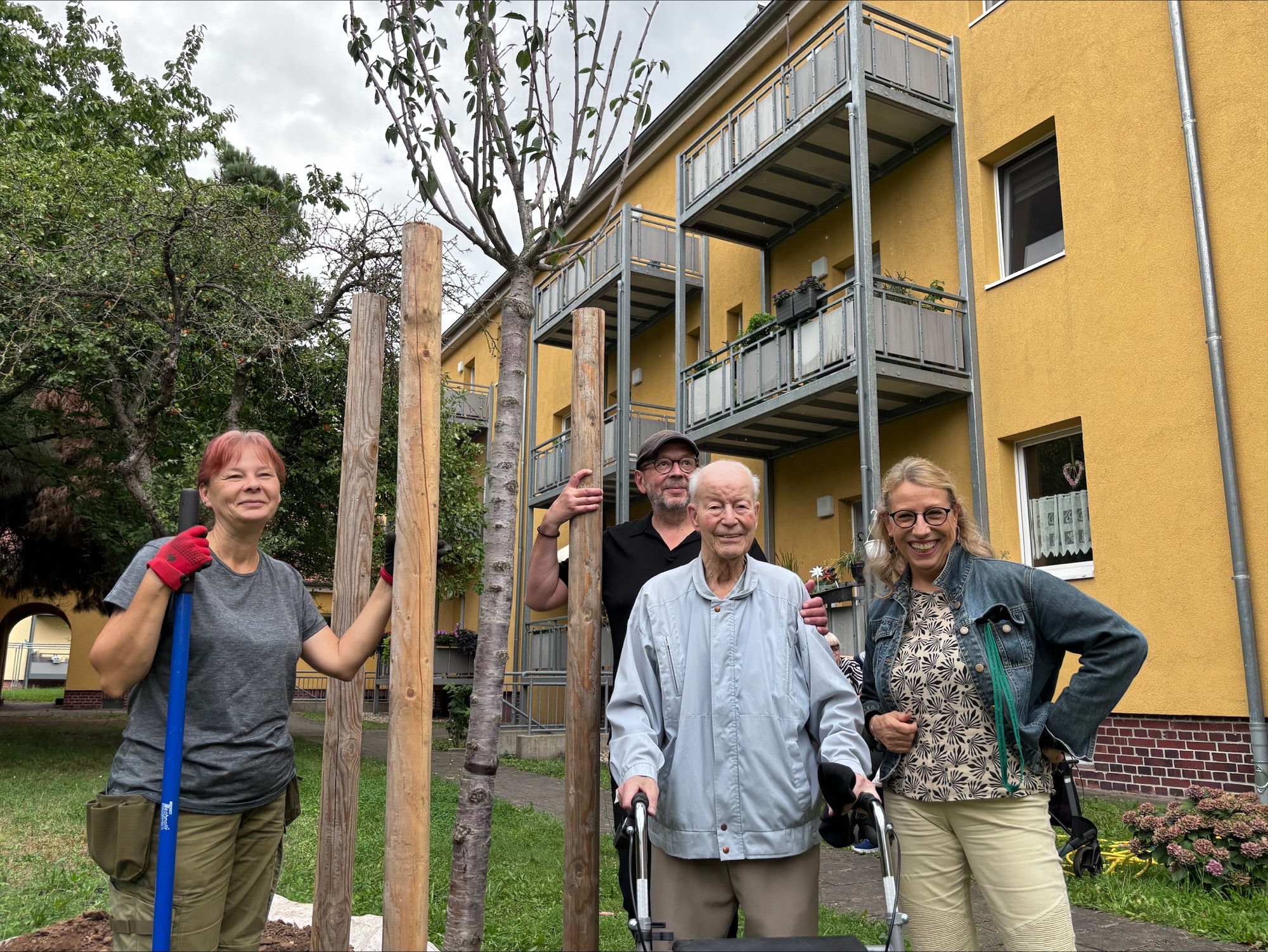 Baumpflanzung zum 100. Geburtstag eines Mieters