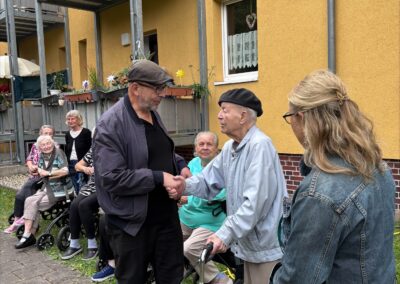 Baumpflanzung zum 100. Geburtstag eines Mieters