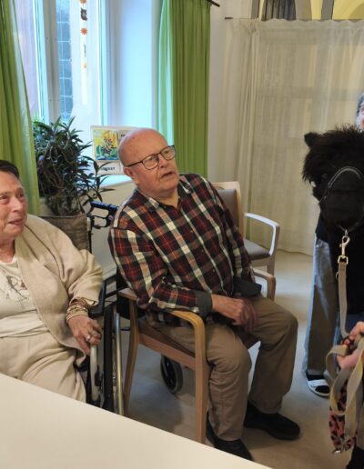 Tiergestützte Arbeit im Altenpflegeheim Riebeckpark