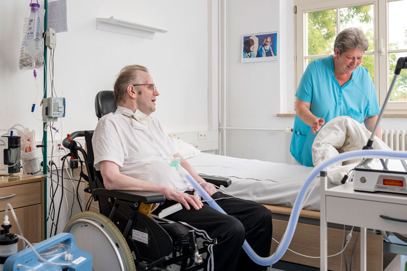Intensivpflegebett mit Intensivpflegerin und Senior im Stationäre Intensivpflegebereich des Altenpflegeheims Akazienhof