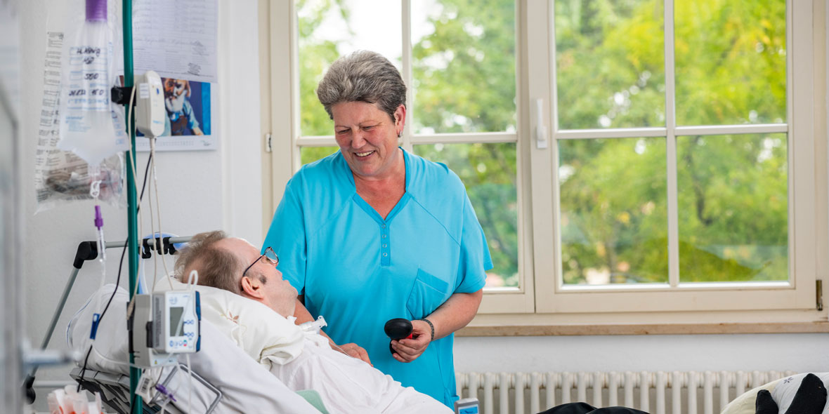 Intensivpflegerin betreut Senior am Intensivbett im Altenpflegeheim Akazienhof
